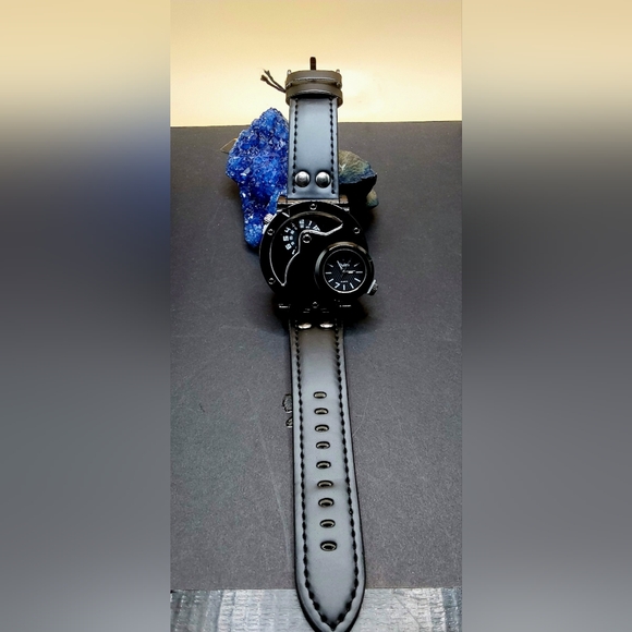 OULM Watch 9591, Dual Time Zone Dials, Quartz, Black Face, Black dial {JW0001} - Picture 3 of 3